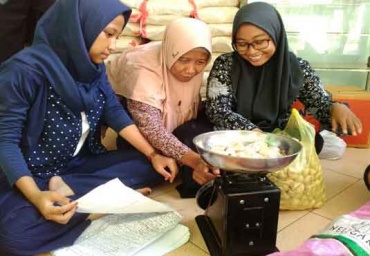 Distribusi Bahan Makanan Untuk 27 Anak Yatim