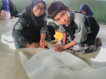 Berlatih Mendaur Ulang Sampah Plastik