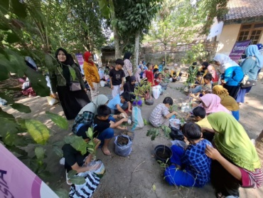 500 Anak Yatim Tanam Pohon: Langkah Kecil untuk Bumi yang Lebih Hijau.